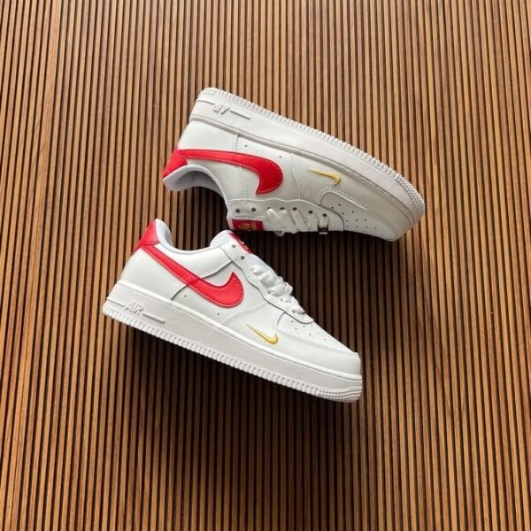 NK AIR FORCE 1 LOW ESSENTIAL GYM RED MINI SWOOSH [WHITE/ RED] 0809025