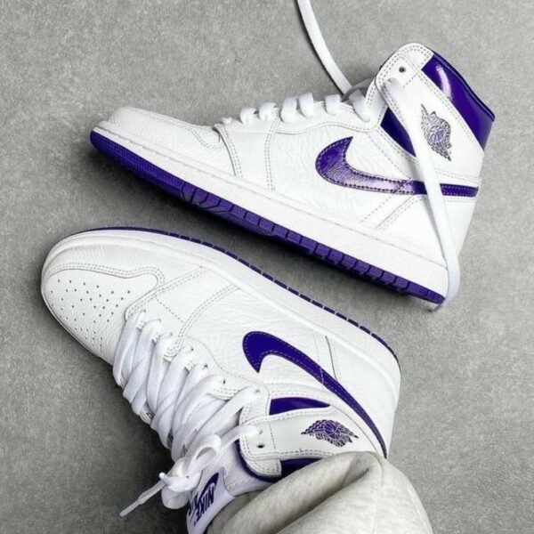 Alternative view of NK AIR JORDA_N RETRO 1 HIGH [WHITE / METALLIC PURPLE] 0809025