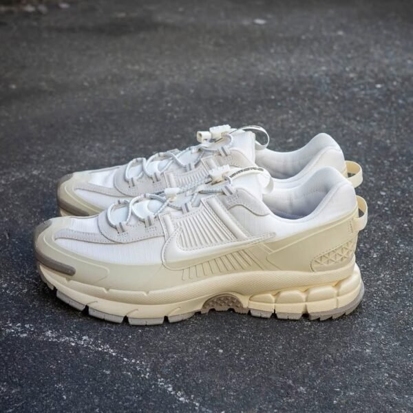 Alternative view of NK ZOOM VOMERO ROAM [WHITE / BEIGE] 0609025