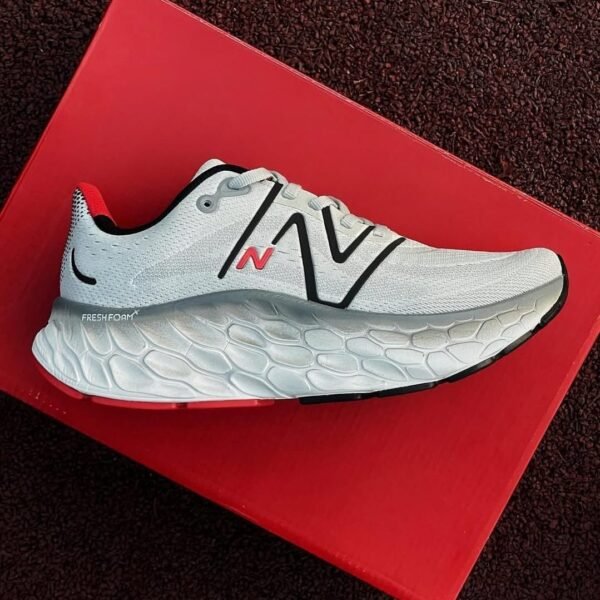 NB FRESH FOAM MORE V4 MARATHIN CUSHIONED RUNNER [GREY / RED / BLACK] 2708025