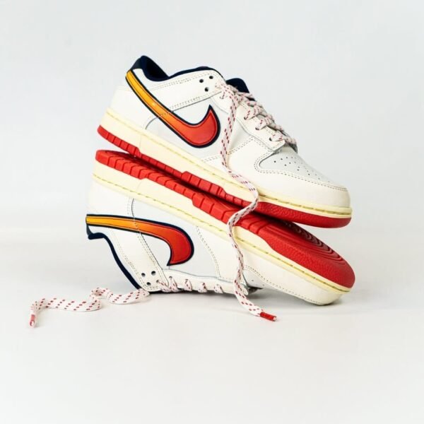 NK SB DUNK LOW RETRO SE RETRO LETTERING - RED SUNSET SWOOSH EDITION [WHITE / ORANGE / BLUE] 2508025