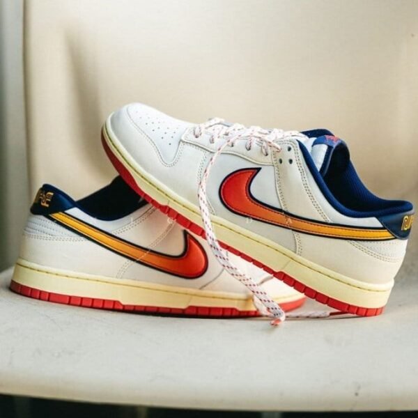 Alternative view of NK SB DUNK LOW RETRO SE RETRO LETTERING - RED SUNSET SWOOSH EDITION [WHITE / ORANGE / BLUE] 2508025