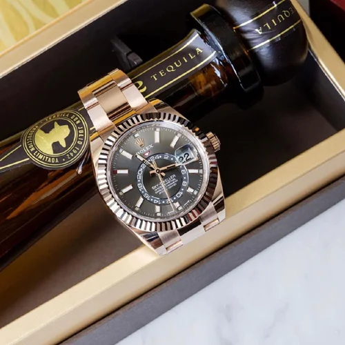 Alternative view of ROLEX SKY DWELLER (GOLD STALE)