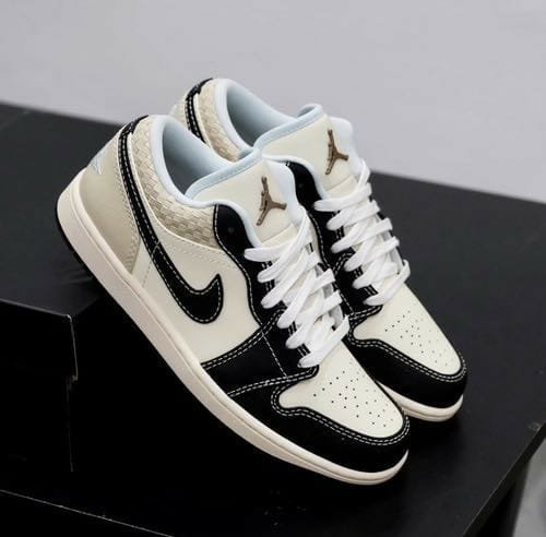 Nike AIR JORDA_N RETRO 1 LOW [CREAM / BLACK] 0909025