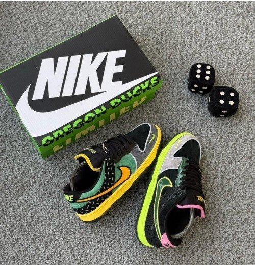 Alternative view of Nike SB DUNK LOW WHAT THE DUNK UNIVERSITY OF OREGON [BLACK / YELLOW/ GREEN] 0309025