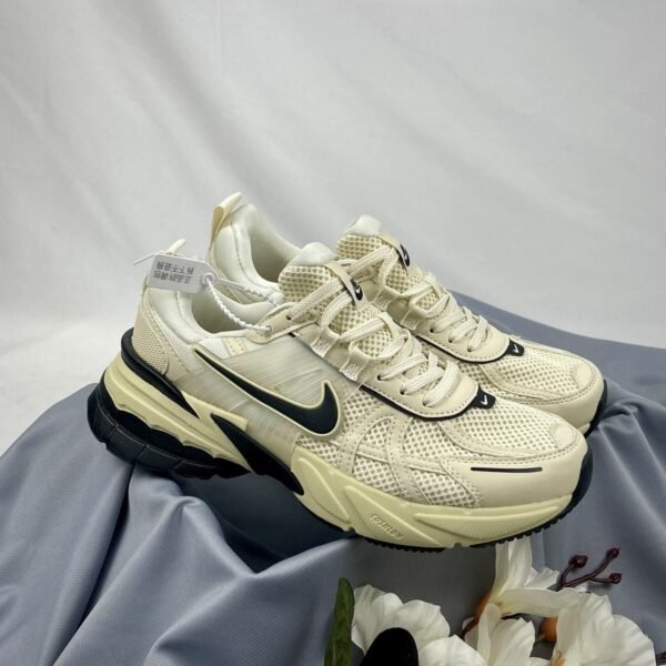 Alternative view of Nike V2K RUN [BEIGE / BLACK] 0509025