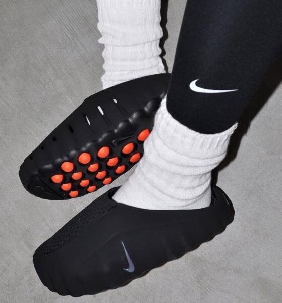 Alternative view of Nik.e Mind 001 Mules In black