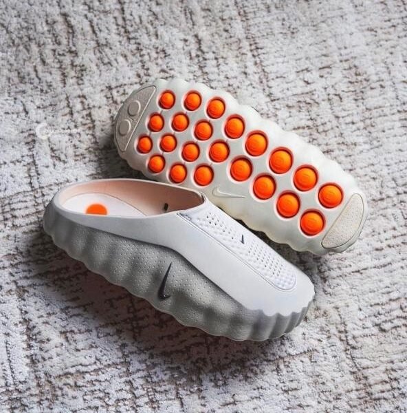 Alternative view of Nik.e Mind 001 Mules In The Grey